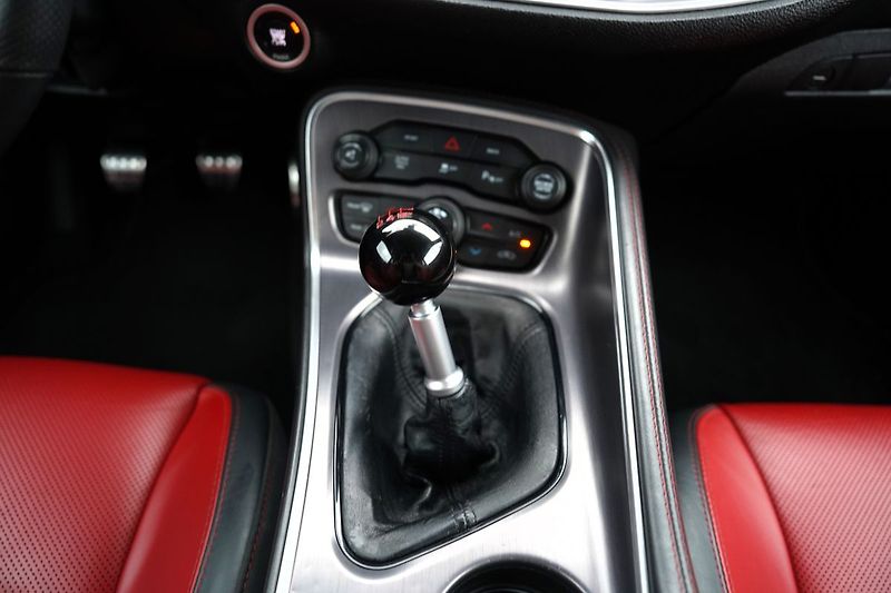 Dodge Challenger 5.7L V8 Hemi/Shaker/kůže/375 P - fotka 30 z 41