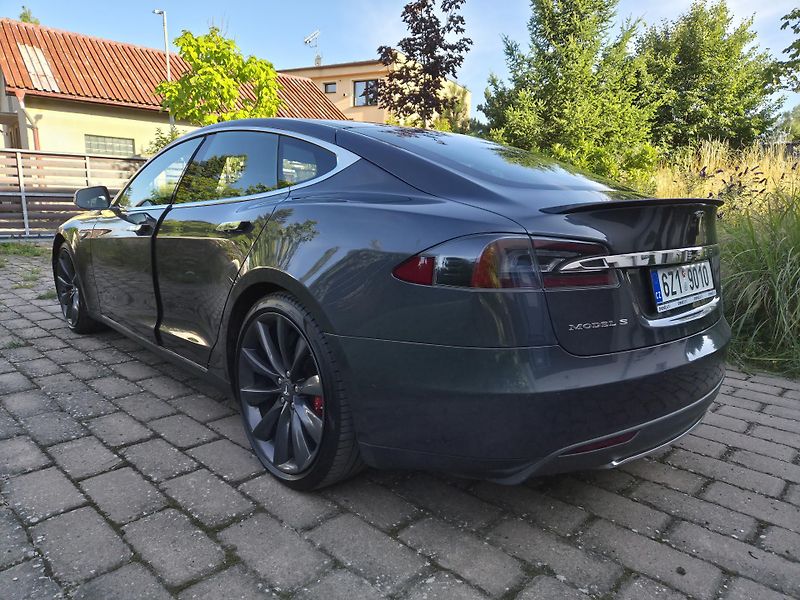 Tesla Model S (2016) P85D - fotka 5 z 16