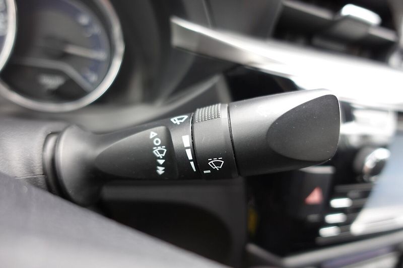 Toyota Corolla 1,6VVTi 97kW M/T Active Design - fotka 23 z 25