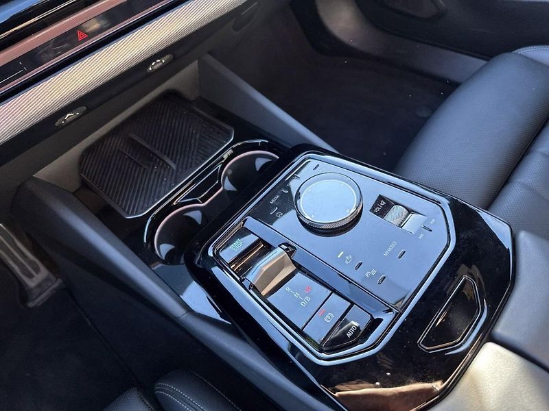 BMW i5 xDrive40 M-Sport B&W Pano HuD - fotka 12 z 14