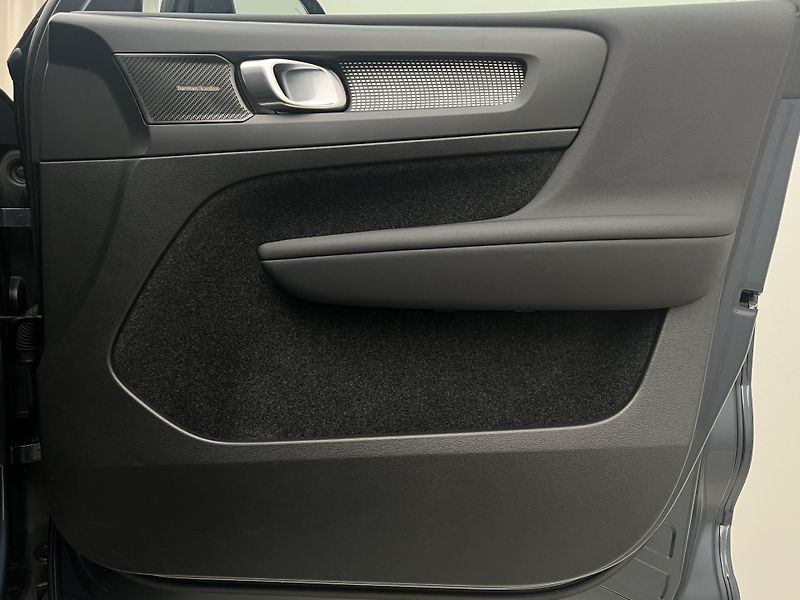 Volvo XC40 RECHARGE PRO AUT - fotka 44 z 44