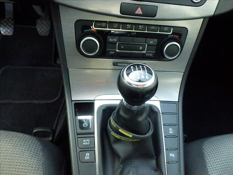 Volkswagen Passat 1,6 TDI Serviska, TOP STAV !!! - fotka 36 z 60