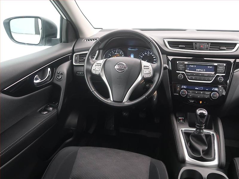 Nissan Qashqai (2015) Acenta 1.2 DIG-T, ČR,1.maj - fotka 7 z 17
