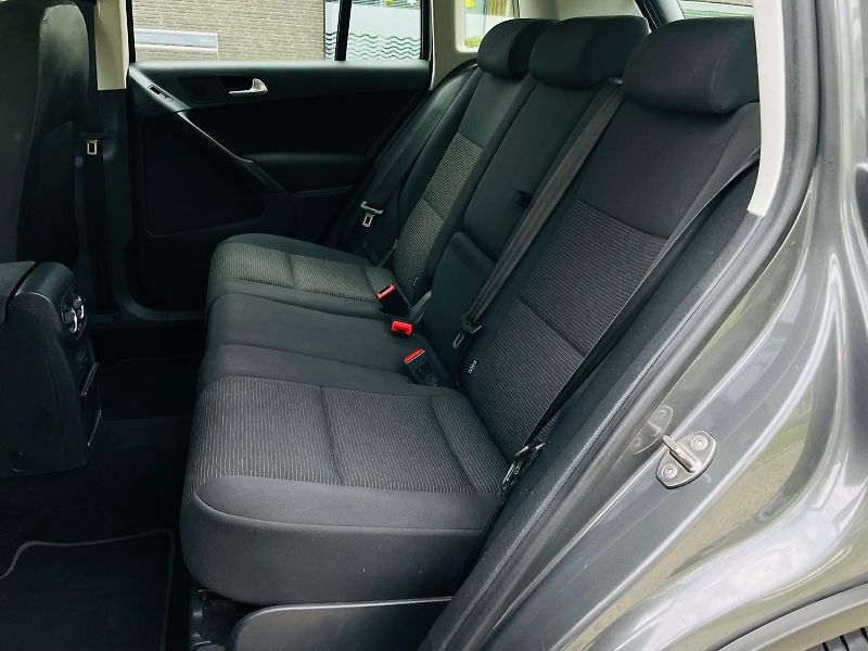 Volkswagen Tiguan 1.4TSI MANUÁL SENZORY TAŽNÉ - fotka 33 z 47