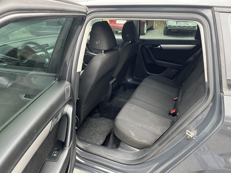 Volkswagen Passat (2011) 2,0 TDi 103 Kw TAŽNÉ - fotka 10 z 14