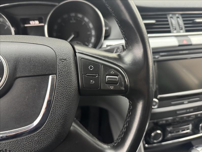 Škoda Superb 2,0 TDi DSG ALU COLUMBUS TAŽNÉ - fotka 11 z 32