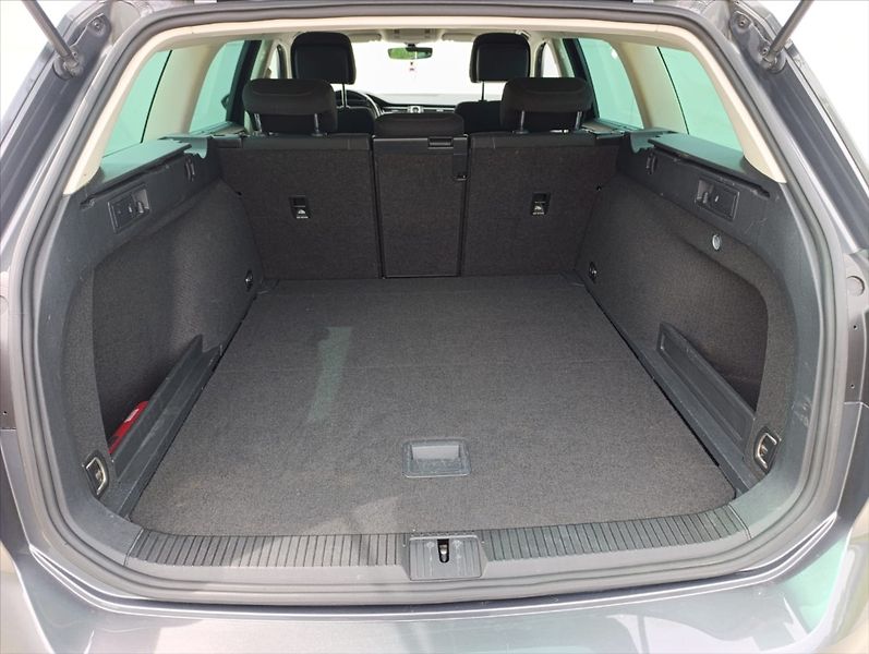 Volkswagen Passat 1,6 TDi Aut.klima Navi Kamera - fotka 9 z 34