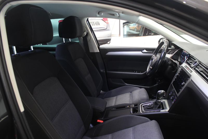 Volkswagen Passat (2019) 2.0TDI DSG Display LED Navi - fotka 24 z 35