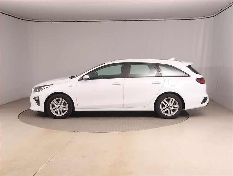 Kia Ceed (2022) Fresh 1.6 CRDi MHEV, ČR,1.maj - fotka 3 z 15