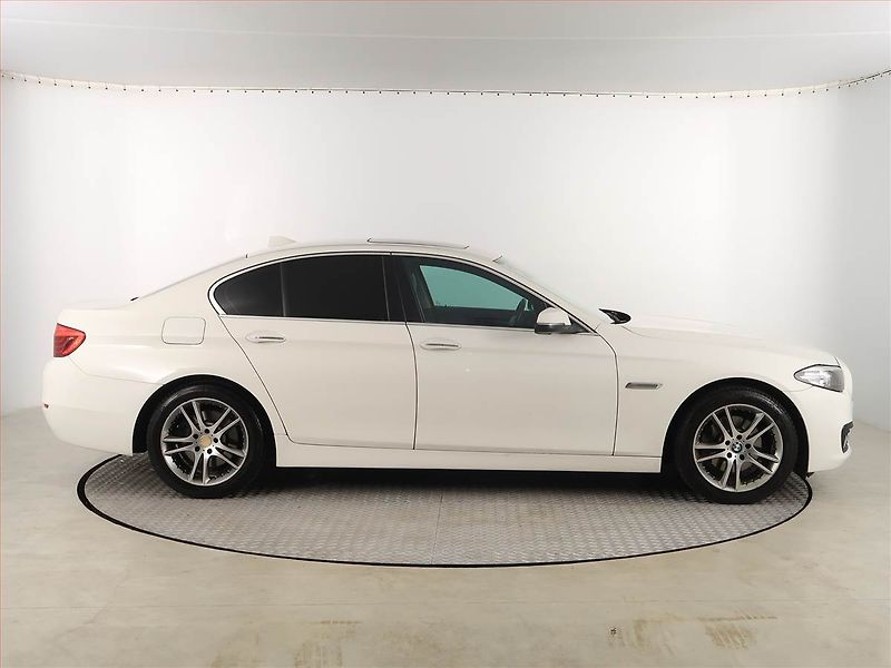 BMW Řada 5 (2013) 520d xDrive, 4X4, Automat - fotka 6 z 20
