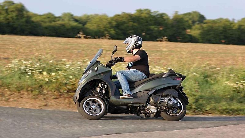 Piaggio MP3 500ie Sport LT (vlevo) a Piaggio Medley 125ie.