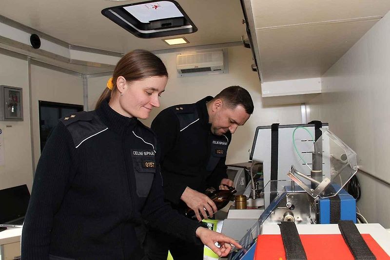 Nahlédli jsme do ojedinělého pomocníka Celní správy - pojízdné laboratoře.