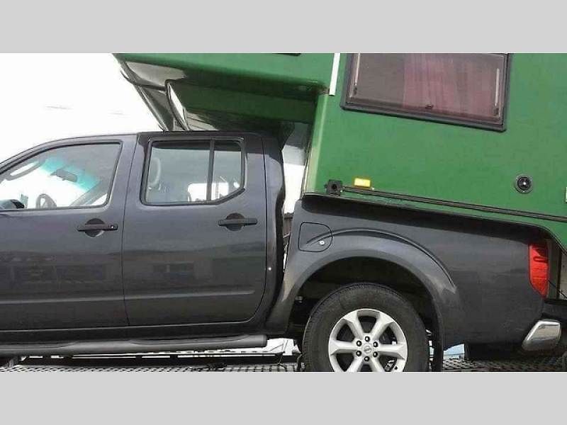 Fotografie poškozeného Nissanu Navara.
