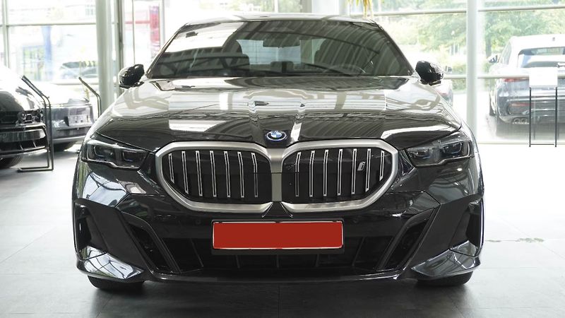 BMW i5 xDrive40 M-Sport HuD 360 Venti - fotka 2 z 24