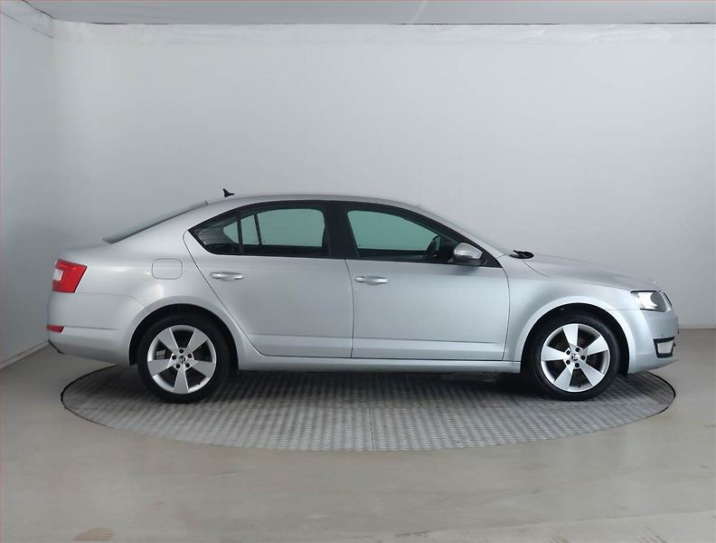 Škoda Octavia (2015) Elegance 1.6 TDI, Tempomat - fotka 6 z 17