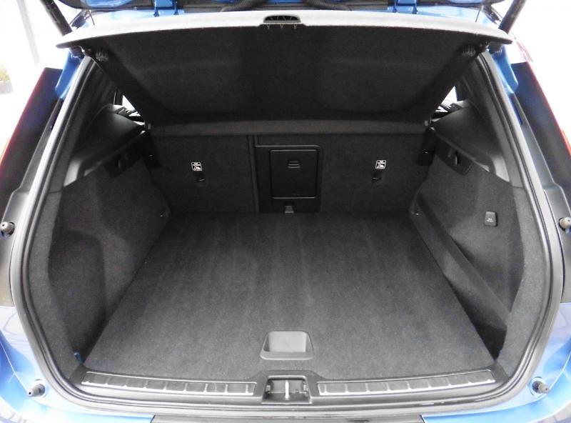 Volvo XC40 1,5 T3 R-Design 120kW A/T, nov - fotka 8 z 19