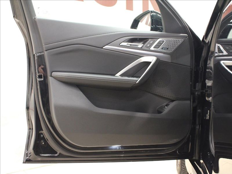 BMW X1 2,0 xDrive 23i M-paket zánovní - fotka 9 z 34