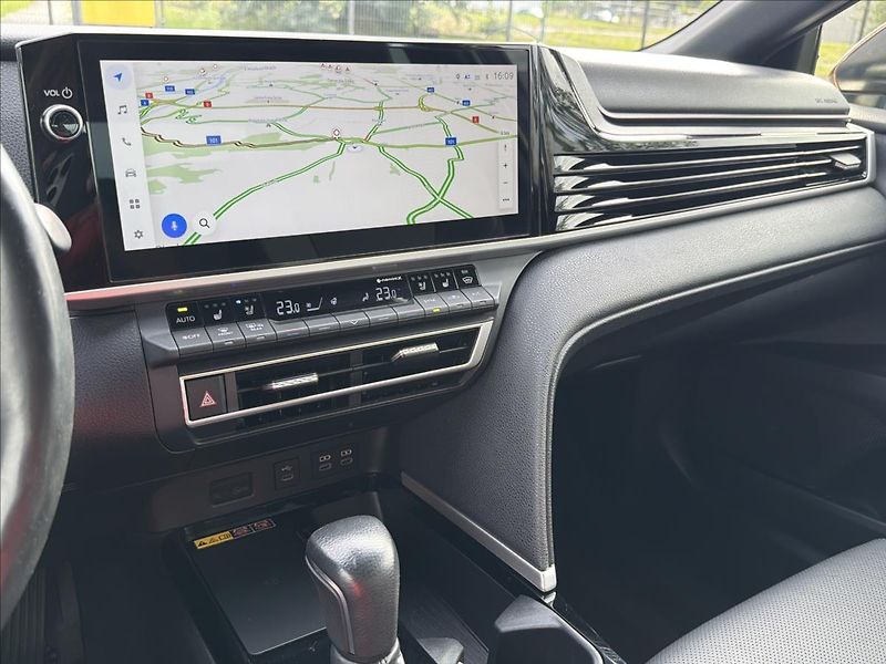 Toyota Camry 2,5 HEV 231 k Hybrid Prestige - fotka 21 z 36