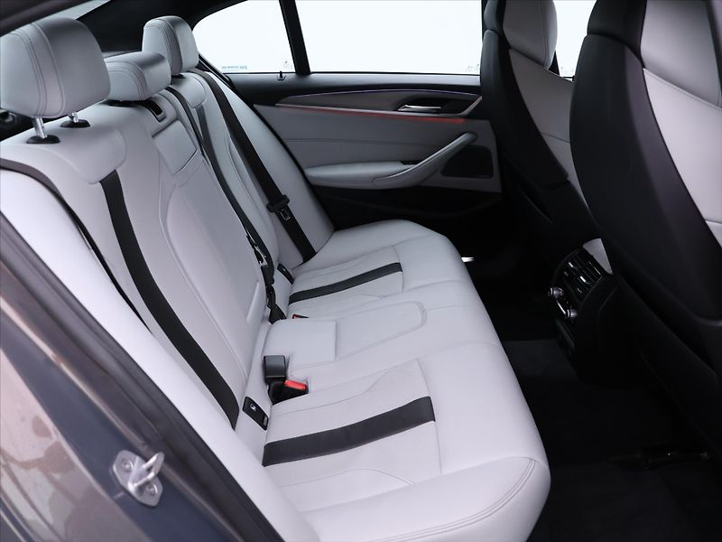 BMW M5 4,4 V8 441kW xDrive Individual - fotka 14 z 46