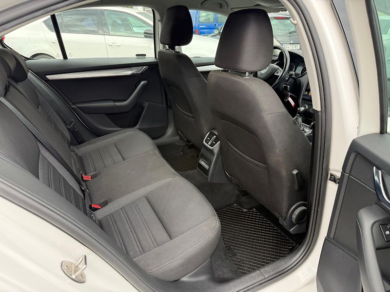 Škoda Octavia 1.6 TDI AMBITION - fotka 11 z 13