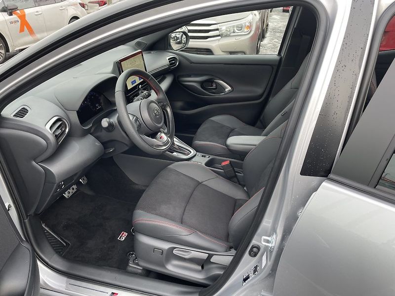 Toyota Yaris 1.5Hybrid GR Sport ODBĚR IHNED - fotka 12 z 30
