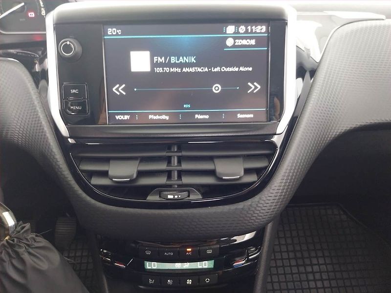 Peugeot 2008 (2017) 1.2 PureTech, ČR,1.maj - fotka 12 z 17