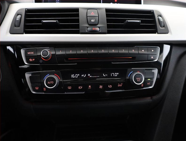 BMW Řada 3 (2016) 330e iPerformance, Automat - fotka 10 z 18