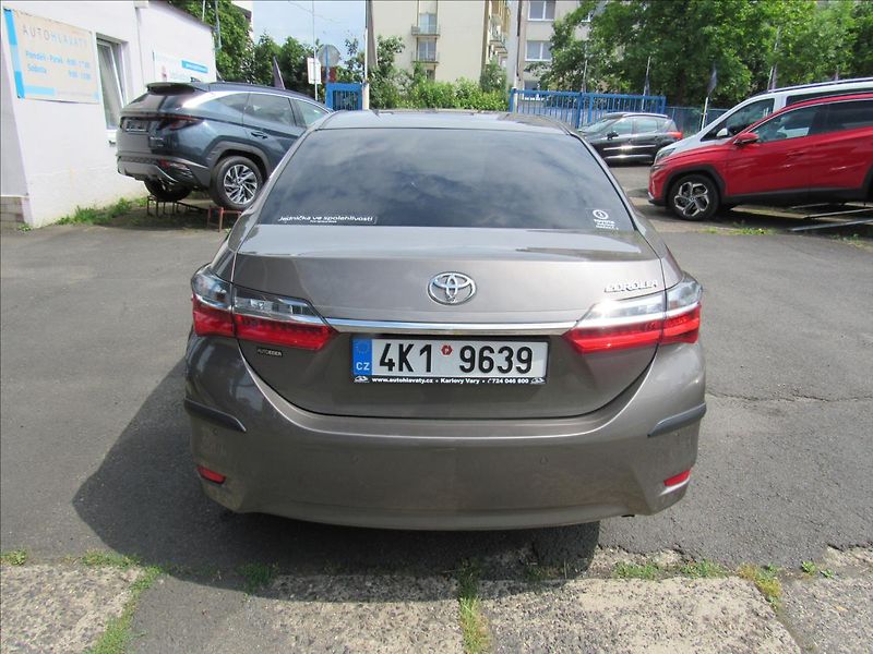 Toyota Corolla 1,6 VVT-i 97kW Sedan - fotka 5 z 30