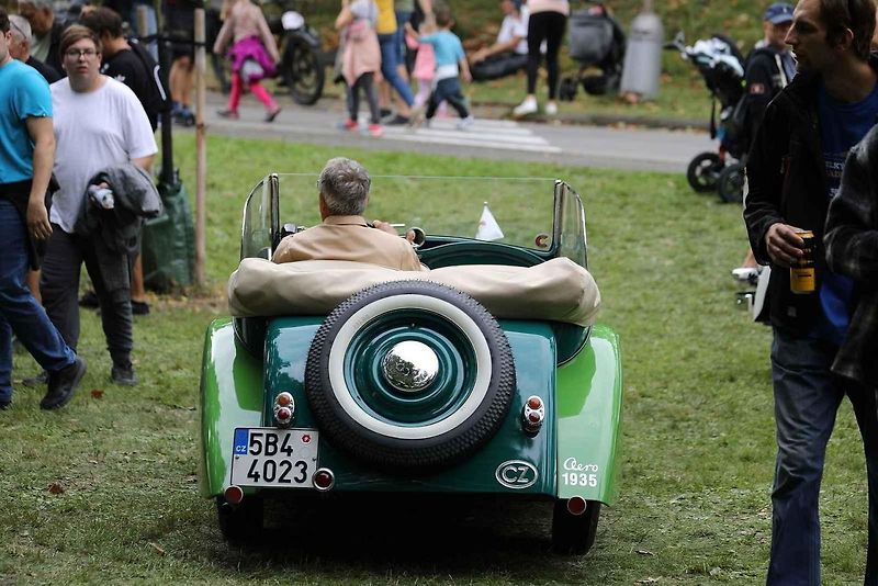 Na akci Jízda do vrchu a výstava historických vozidel se představilo na tři sta automobilů a motocyklů.