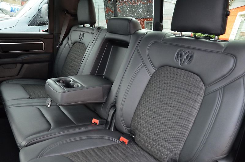 Dodge RAM (2022) 1500 BIGHORN 5.7 V8 HEMI 4x4  - fotka 22 z 51