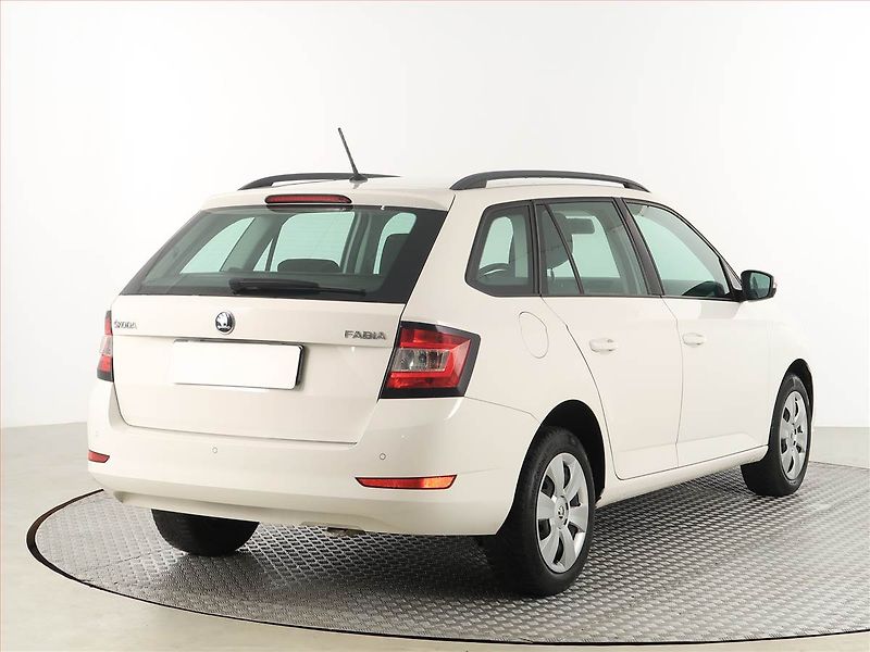 Škoda Fabia (2019) 1.0 TSI, Navi, Tempomat - fotka 5 z 16