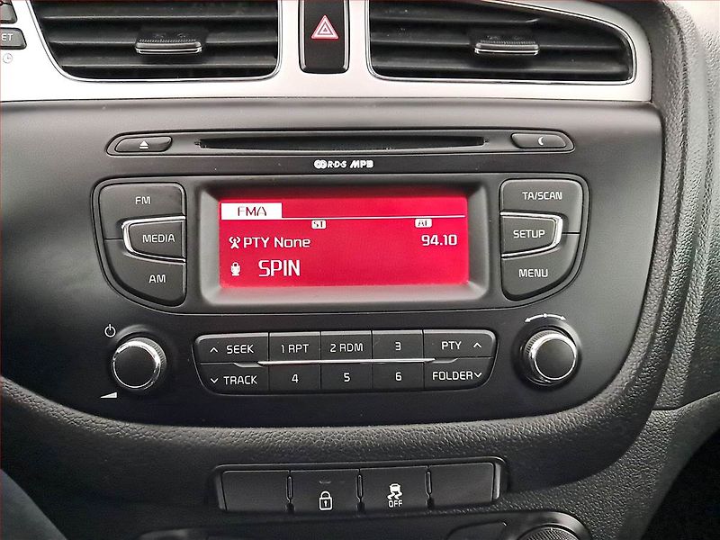 Kia Ceed (2013) 1.6 GDI, Serv.kniha - fotka 12 z 16