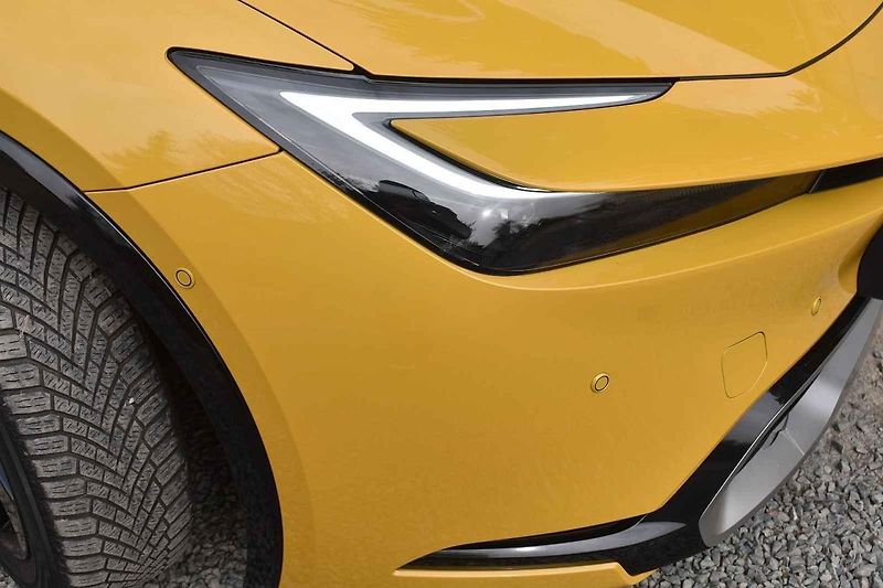 Se žlutým lakem vypadá nová Toyota Prius skoro jako sportovní auto