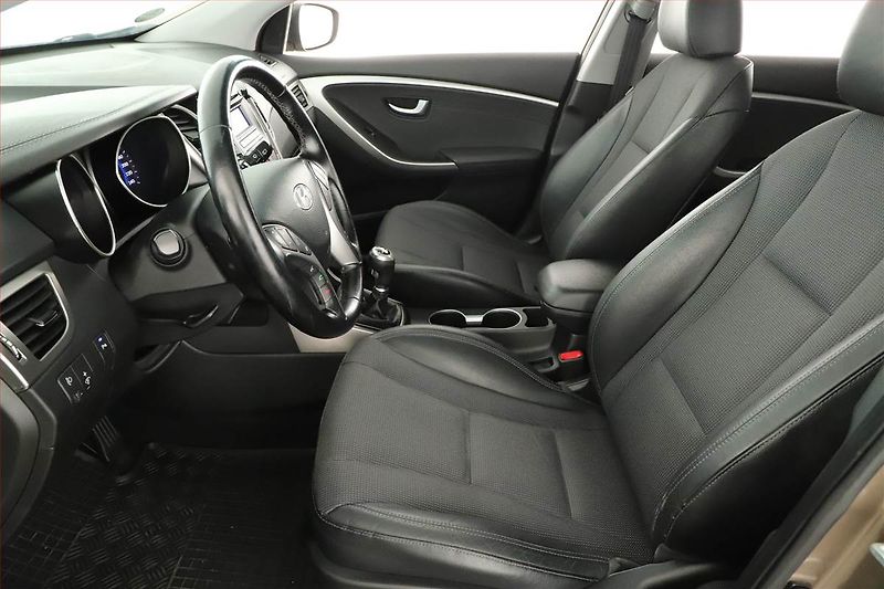 Hyundai i30 (2012) 1.6 GDI, Xenony, Tempomat - fotka 7 z 14