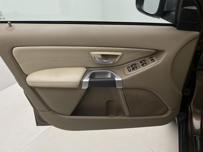 Volvo XC90 D5 AWD EXECUTIVE AUT CZ - fotka 9 z 37