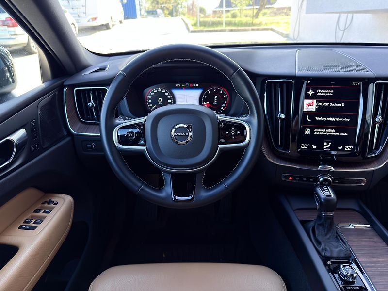 Volvo XC60 T5 AWD // MOMENTUM PRO  - fotka 19 z 49