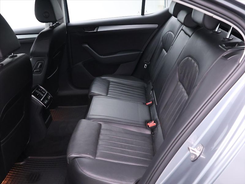 Škoda Superb 2,0 TDI 140kW DSG Style Plus - fotka 16 z 39