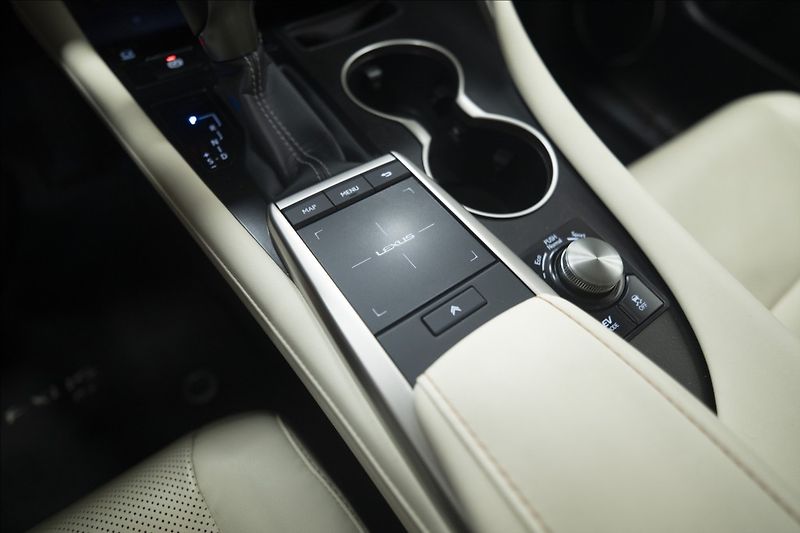 Lexus RX 3,5 AWD HYBRID 1. MAJITEL ČR - fotka 33 z 50