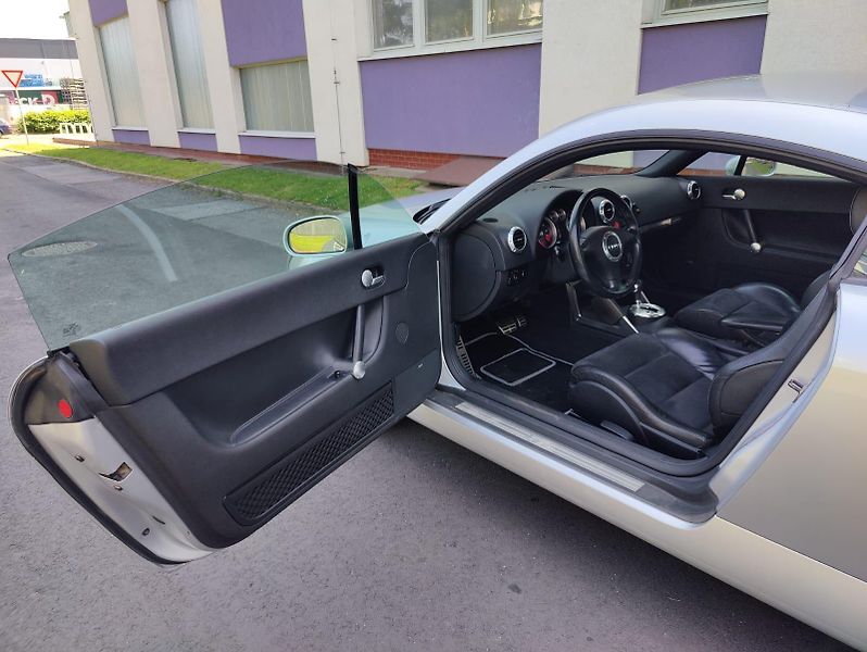 Audi TT 3,2i V6 quattro / automat / - fotka 8 z 35