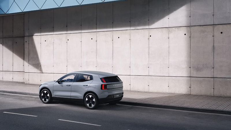 Volvo EX30 (2026) P5 LONG RANGE ELECTRIC PLUS - fotka 2 z 11