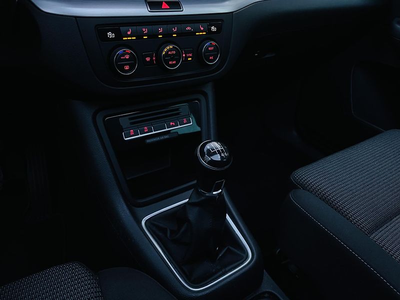 Volkswagen Sharan 2.0TDI MAN 7MÍST TAŽNÉ KAMERA - fotka 38 z 46