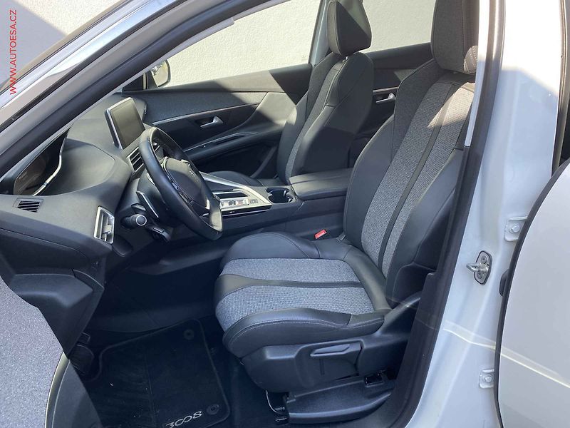 Peugeot 3008 (2019) 1.2PT, Allure, AT, panor - fotka 9 z 18