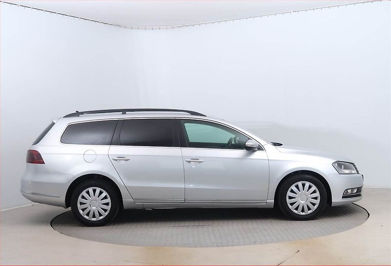 Volkswagen Passat (2012) 2.0 TDI, Automat, Navi - fotka 6 z 16