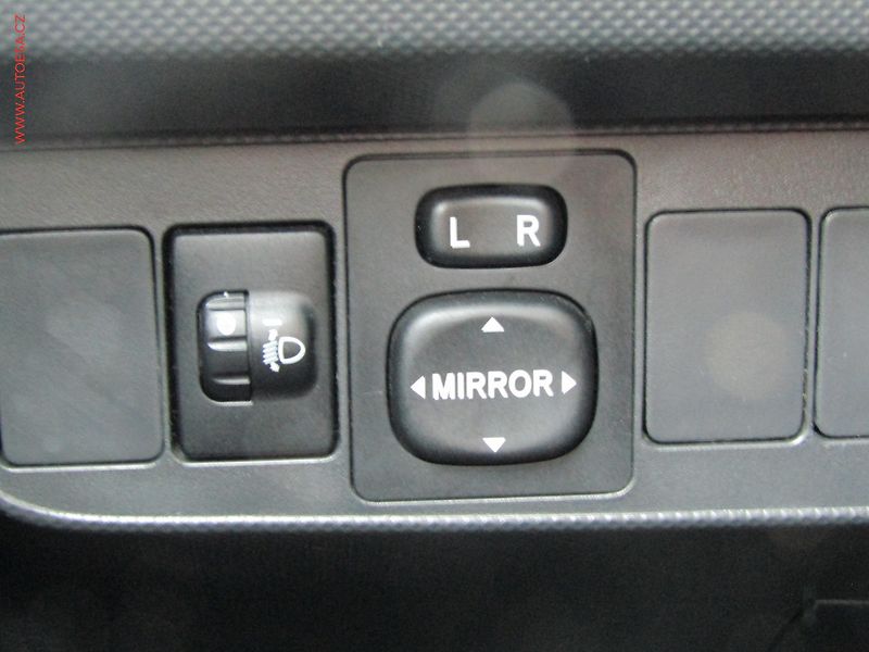 Toyota Auris (2009) 1.3 VVT-i, ČR, AC, STK8/27 - fotka 14 z 14
