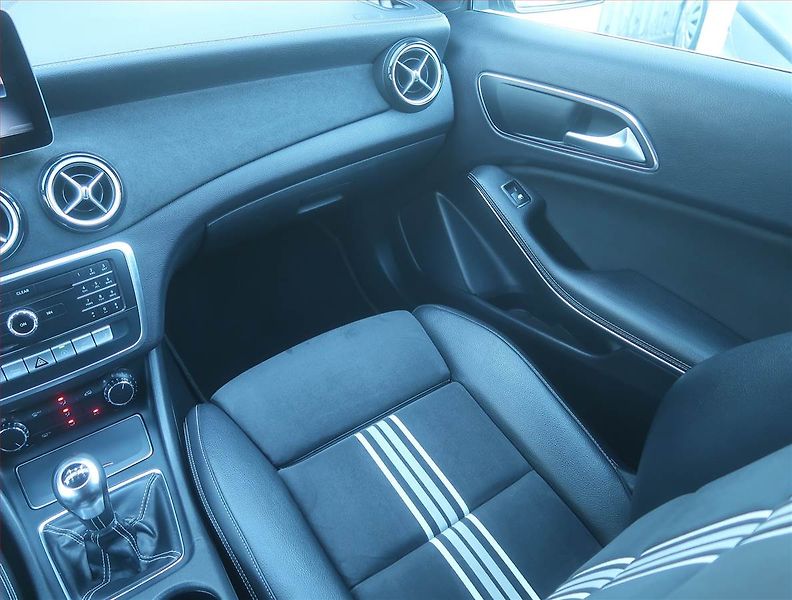Mercedes-Benz Třídy A (2017) AMG line A 180, Kůže, Navi - fotka 8 z 15