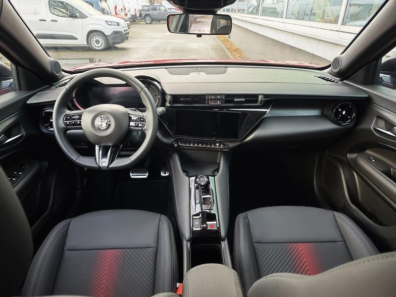 Alfa Romeo Junior (2026)  Elettrica Speciale 156PS 54kW - fotka 17 z 43
