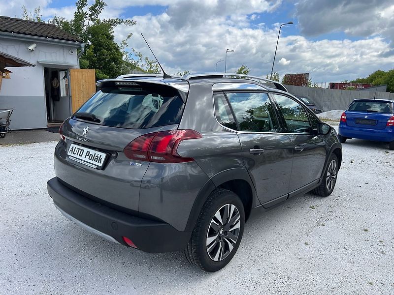 Peugeot 2008 1.2 i - fotka 9 z 15
