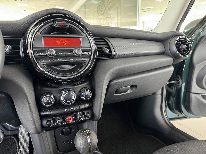 Mini Cooper 1,5T 100kW*REZERVACE! - fotka 20 z 29