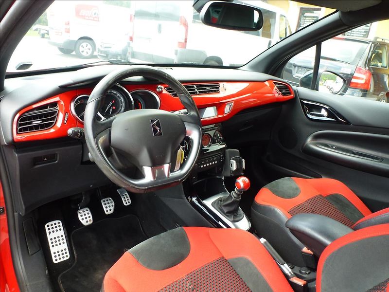 Citroën DS3 1,6 16V VTi THP SportChic - fotka 19 z 46