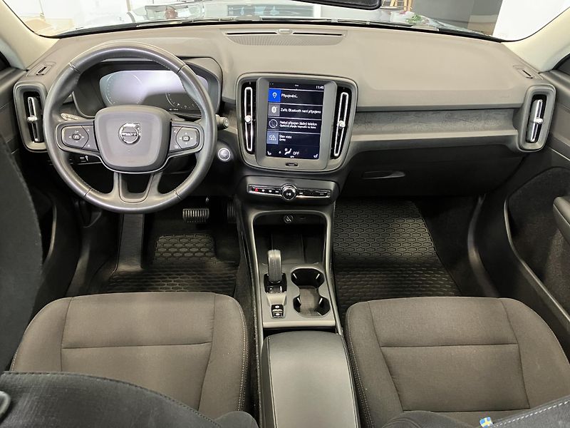 Volvo XC40 T3 FWD Kinetic AT8 - fotka 14 z 36